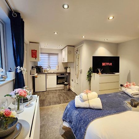 Studio Apartment The Den Colnbrook Exterior photo