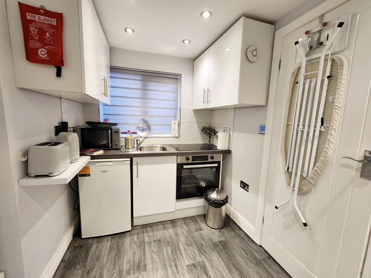 Studio Apartment The Den Colnbrook Exterior photo
