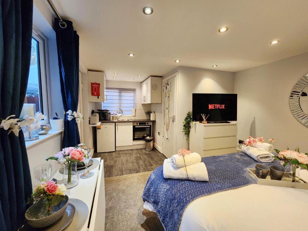 Studio Apartment The Den Colnbrook Exterior photo